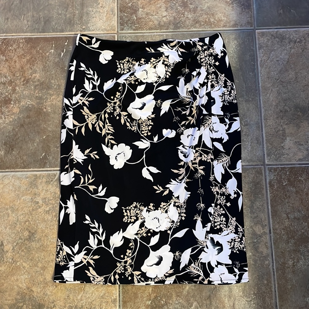 Floral black skirt XS